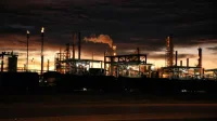 Стоимость нефти снижается после выхода данных API о росте ее запасов в США