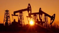 Мировые цены на нефть снижаются более чем на 2%
