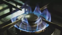 Биржевые цены на газ в Европе слабо меняются в понедельник